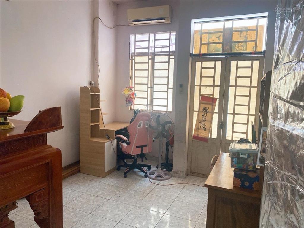 Nhà đẹp ở ngay (gần ủy ban nhân dân)  2 tầng  53m2  shr  ô tô đậu cửa  chỉ 3,8 tỷ tl