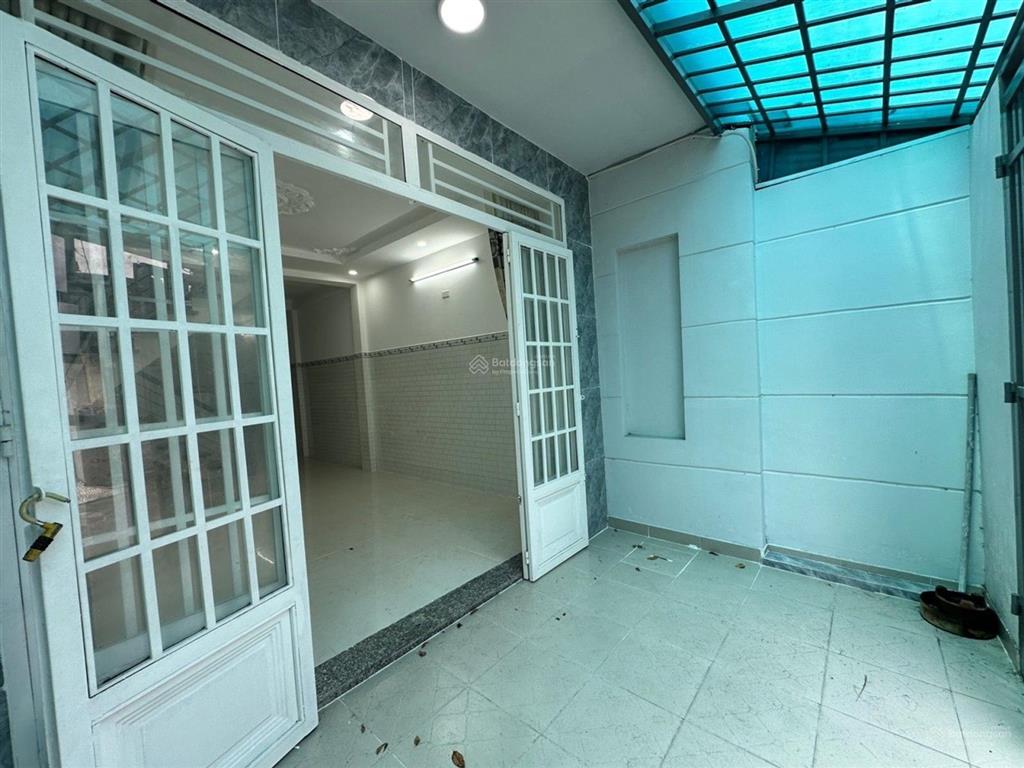 Nhà đẹp ở ngay  60m2  2 tầng  3 phòng ngủ  xe hơi đậu cửa  shr  chỉ 3,99 tỷ