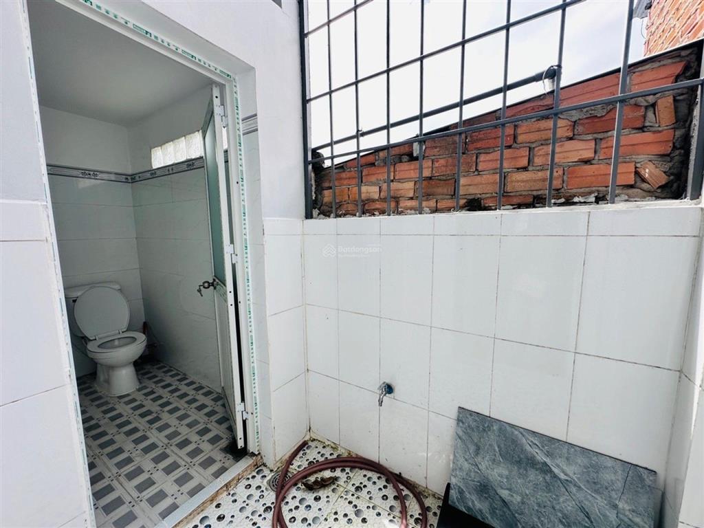 Nhà đẹp ở ngay  60m2  2 tầng  3 phòng ngủ  xe hơi đậu cửa  shr  chỉ 3,99 tỷ