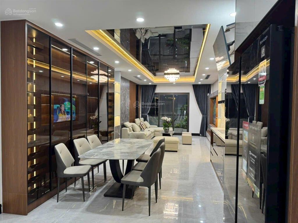 Long lanh phố trạm đẳng cấp long biên. hiếm gặp 2 ôtô, thang máy xịn (thương lượng ngất ngưởng)