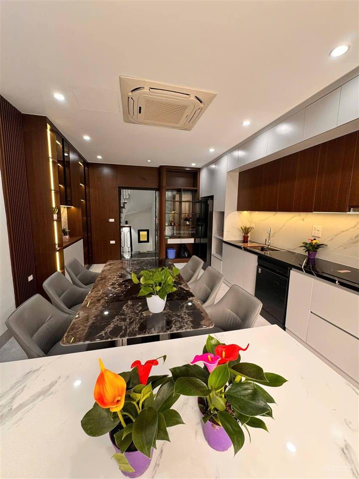 Bát khối, long biên  7 tầng, thang máy, hậu nở đẹp, ngõ vf3.