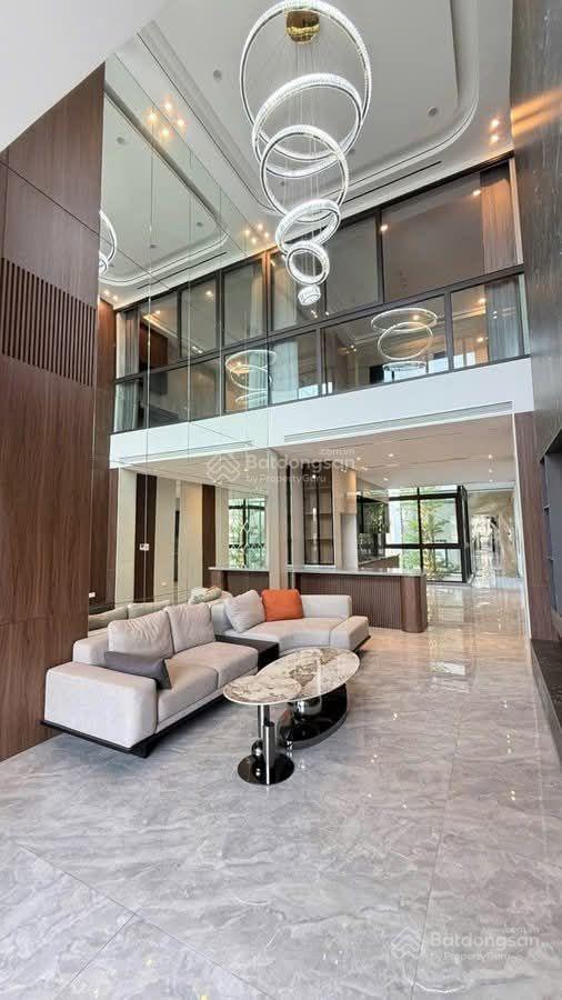 Nhà trong ngõ  khu việt hưng
lô góc thang máy gara 2 ô tô full nội thất
 nhà mới đẹp  thiết