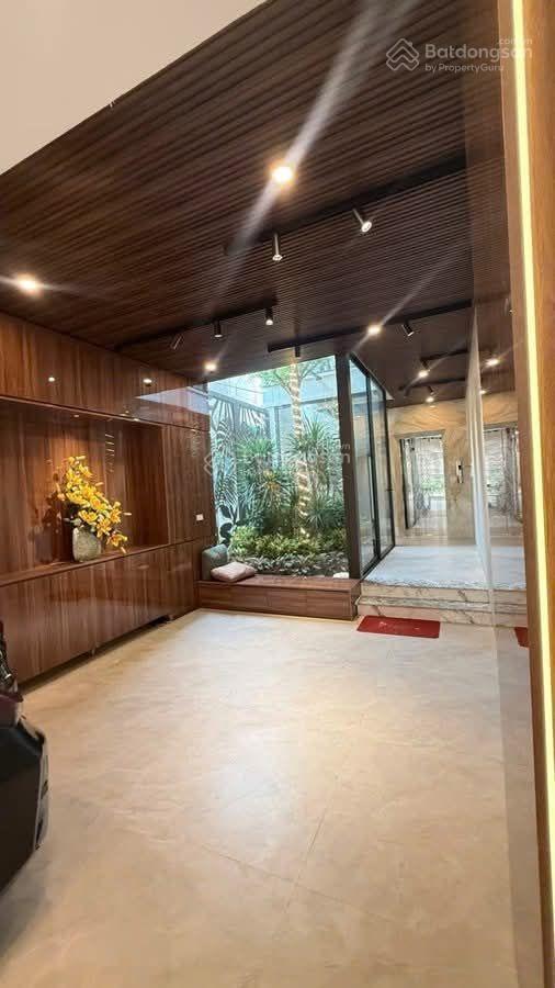 Nhà trong ngõ  khu việt hưng
lô góc thang máy gara 2 ô tô full nội thất
 nhà mới đẹp  thiết