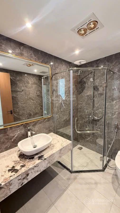 Nhà trong ngõ  khu việt hưng
lô góc thang máy gara 2 ô tô full nội thất
 nhà mới đẹp  thiết