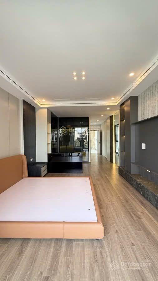 Nhà trong ngõ  khu việt hưng
lô góc thang máy gara 2 ô tô full nội thất
 nhà mới đẹp  thiết