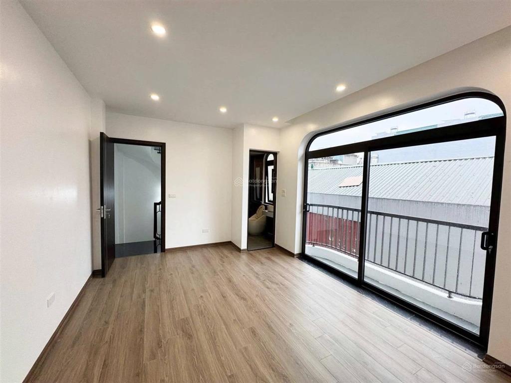 Phúc lợi  long biên bán  nhà mới tinh giang biên 30m x 5 tầng full nội thất cao cấp 