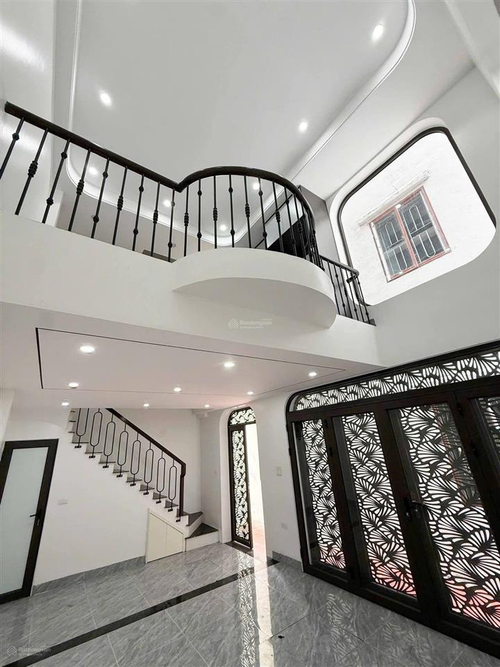 Phúc lợi  long biên bán  nhà mới tinh giang biên 30m x 5 tầng full nội thất cao cấp 