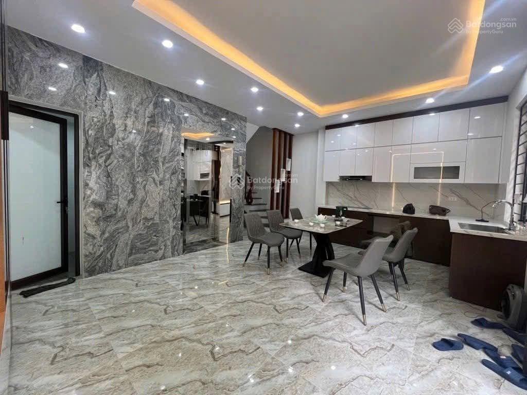 Hoàng như tiếp  long biên nhà mới 6 tầng thang máy  full nội thất  ở ngay + vị trí gần trường qt