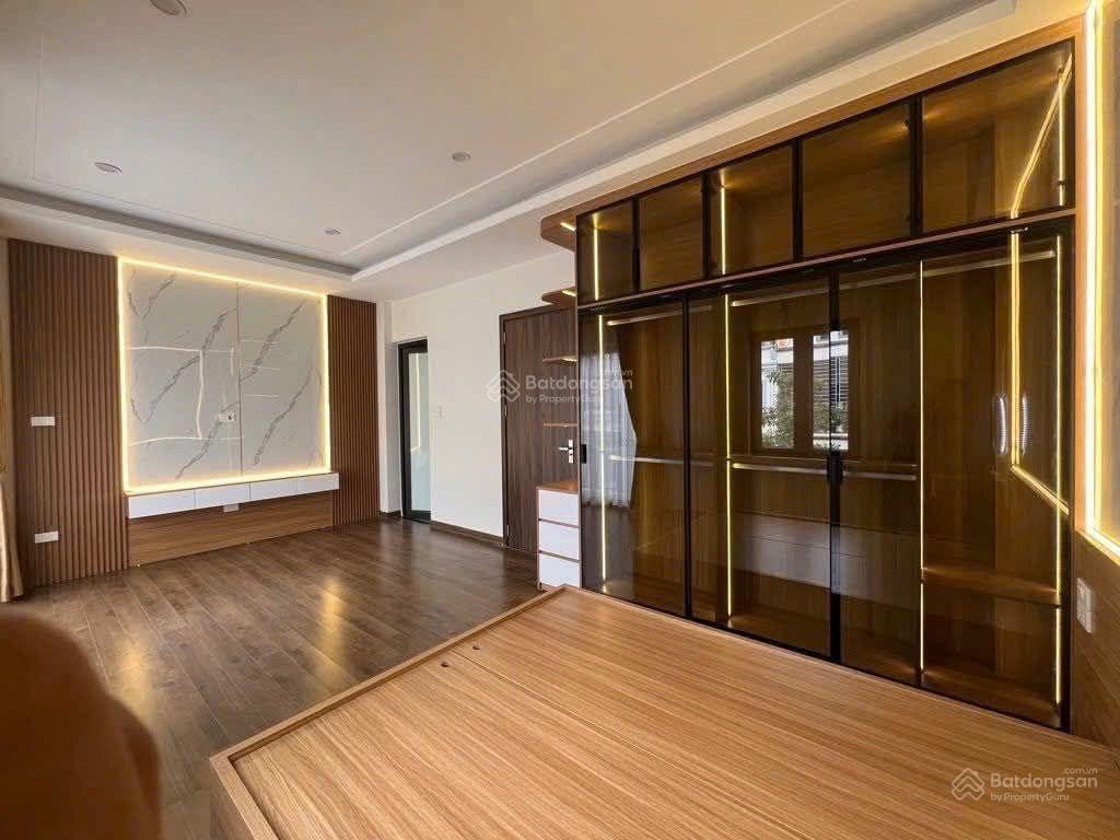 Hoàng như tiếp  long biên nhà mới 6 tầng thang máy  full nội thất  ở ngay + vị trí gần trường qt