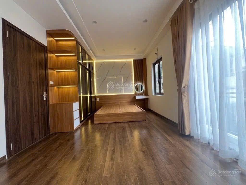 Hoàng như tiếp  long biên nhà mới 6 tầng thang máy  full nội thất  ở ngay + vị trí gần trường qt