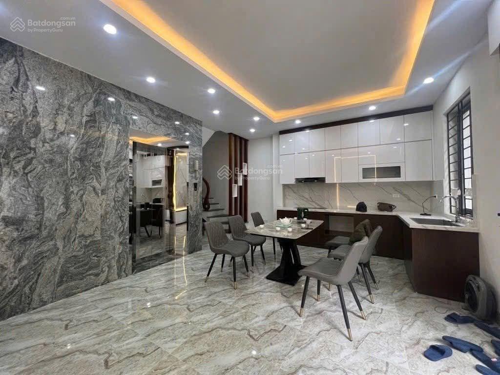 Hoàng như tiếp  long biên nhà mới 6 tầng thang máy  full nội thất  ở ngay + vị trí gần trường qt