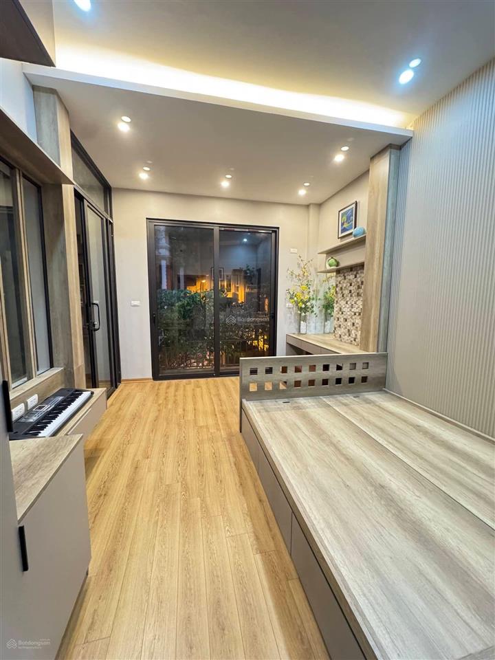 Nhà đẹp nguyễn văn cừ ô tô đỗ cửa 6 ngủ full nội thất  51m2 x 5 tầng mặt tiền