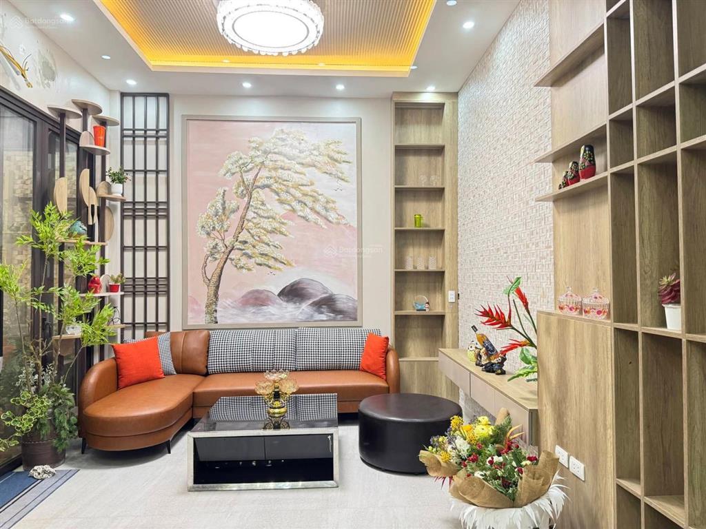 Nhà đẹp nguyễn văn cừ ô tô đỗ cửa 6 ngủ full nội thất  51m2 x 5 tầng mặt tiền