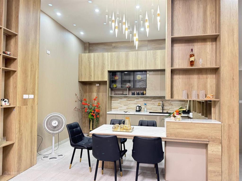Nhà đẹp nguyễn văn cừ ô tô đỗ cửa 6 ngủ full nội thất  51m2 x 5 tầng mặt tiền
