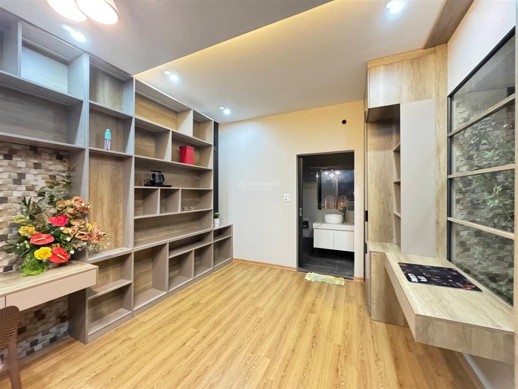 Nhà đẹp nguyễn văn cừ ô tô đỗ cửa 6 ngủ full nội thất  51m2 x 5 tầng mặt tiền