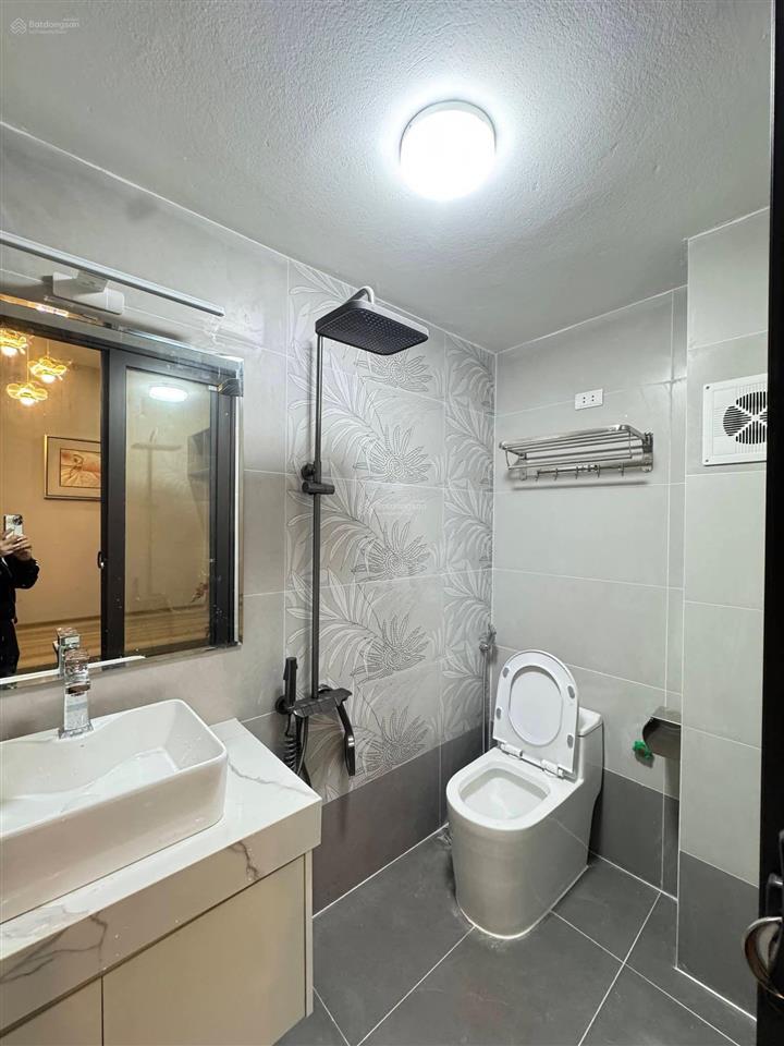 Nhà đẹp nguyễn văn cừ ô tô đỗ cửa 6 ngủ full nội thất  51m2 x 5 tầng mặt tiền