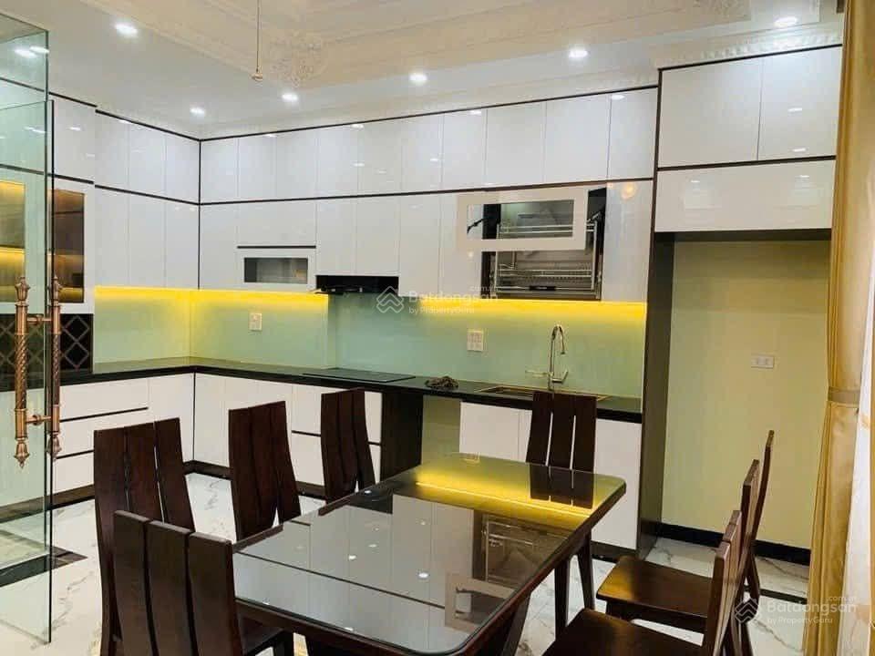 Nguyễn văn linh nhà 6 tầng thang máy, 5 ngủ  diện tích 80m2, mặt tiền 4,9m
