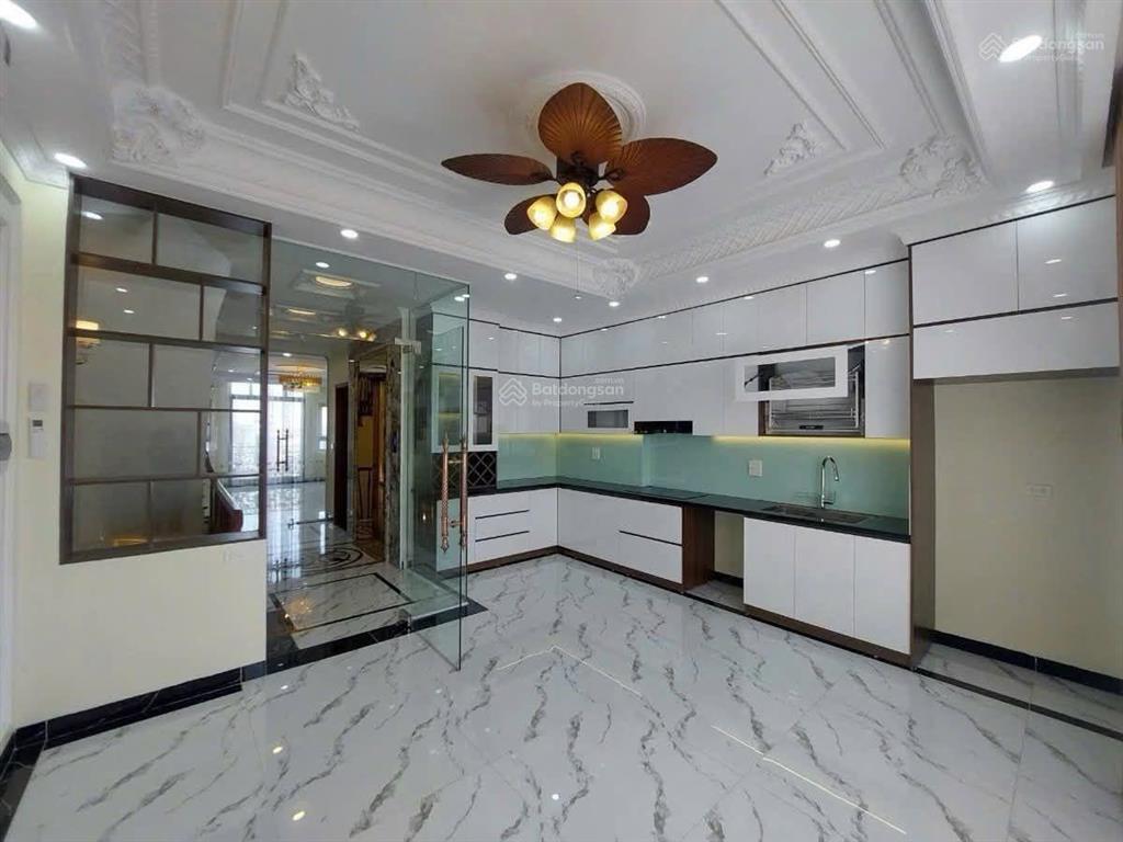Nguyễn văn linh nhà 6 tầng thang máy, 5 ngủ  diện tích 80m2, mặt tiền 4,9m