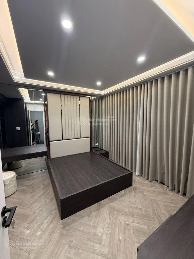 Siêu phẩm nguyễn văn cừ full nội thất  30m 7 tầng, có thang máy, nhà dân xây độc lập kiên