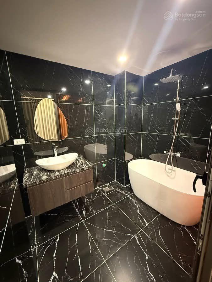 Siêu phẩm nguyễn văn cừ full nội thất  30m 7 tầng, có thang máy, nhà dân xây độc lập kiên