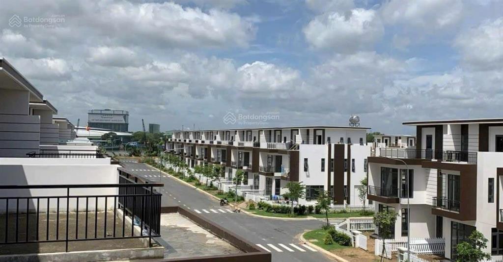 Bán gấp căn góc biệt thự 140m2 full nội thất mt đường chính giá hơn 4 tỷ sổ sẵn 0906 600 ***
