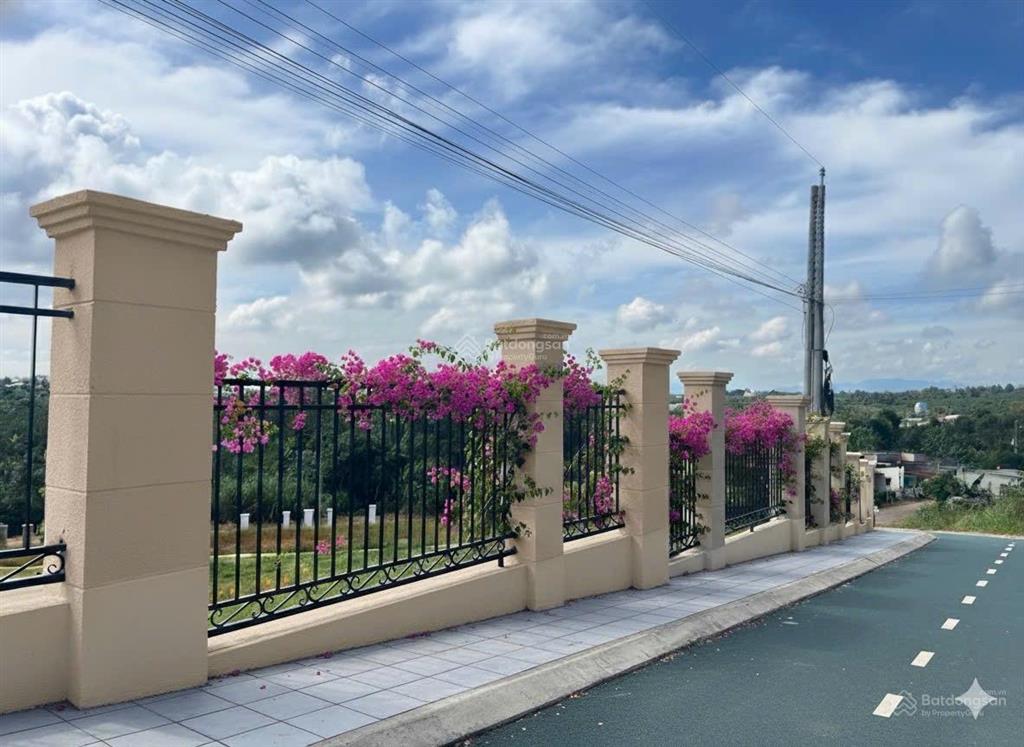 Em còn 1 lô duy nhất vị trí đẹp, giá cực tốt. đất thổ cư, sổ hồng riêng.