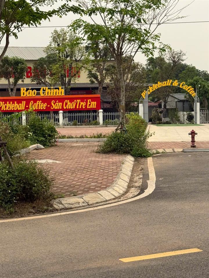 BĐS  SÁT ĐẤT ĐẤU GIÁ HOÀ LẠC LÔ TRỤC CHÍNH  LÀN 2  QL21 ĐỐI DIỆN TRƯỜNG CĐ NGHỀ  GIÁ