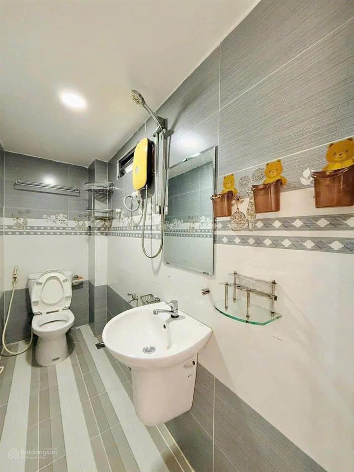 Bán gấp nhà hxh 5m gần mt bình tây, 4 x 13m, 3 tầng btct, 4 pn, 5 wc, kế bên trường rạng đông 1