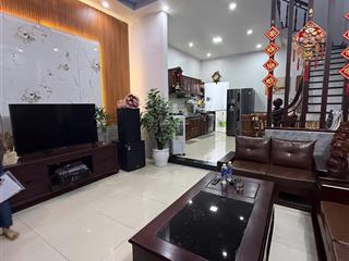 Nhà kiên cố, 3 tầng, ngang 5m, đường 5,5m, vỉa hè 3m, sát bến xe trung tâm đà nẵng.