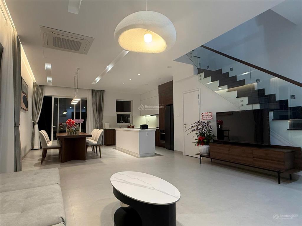 Cho thuê nhà phố bt góc  khu compound palm residence 7.5x17m nội thất vừa hoàn thiện mới 100%