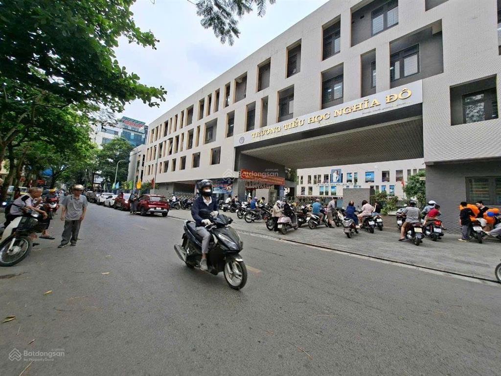 Bán nhà mặt phố nghĩa đô  hơn 30 tỷ  dt 70m  vỉa hè rộng  2 thoáng trước sau
