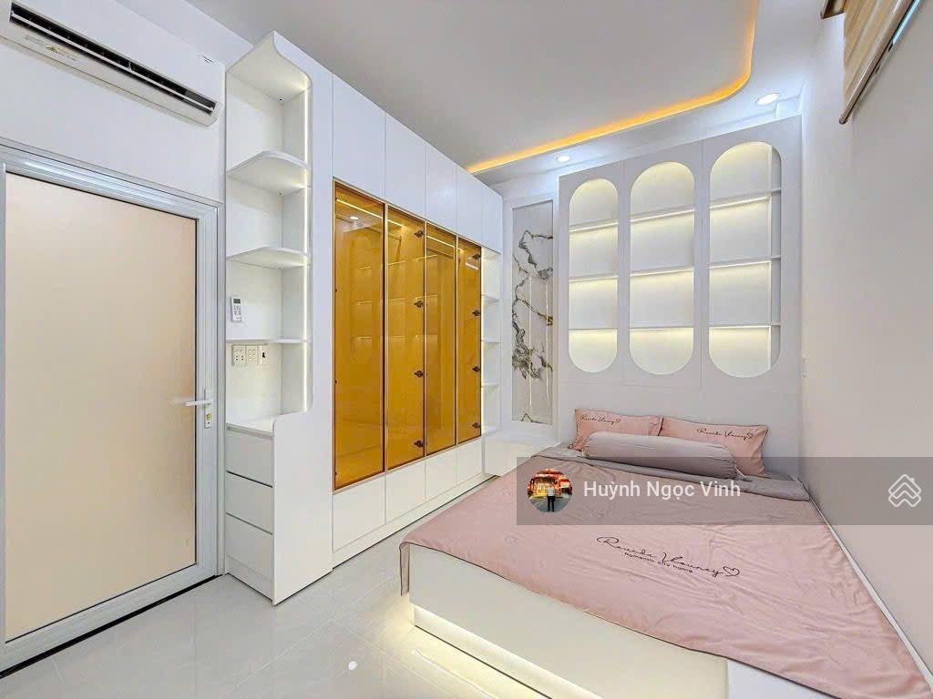 Nhà đường 8m gò ô môi sát phú mỹ hưng, 5x12m, 3 tầng full nội thất có gara ô tô, giá 9,899 tỷ