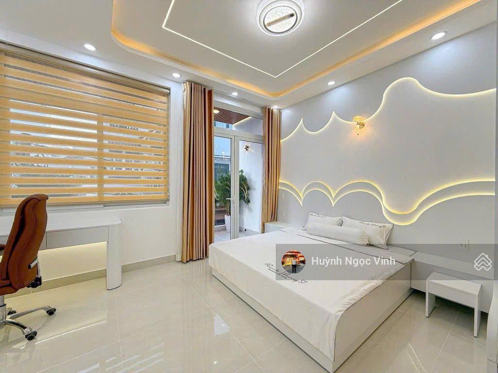 Nhà đường 8m gò ô môi sát phú mỹ hưng, 5x12m, 3 tầng full nội thất có gara ô tô, giá 9,899 tỷ