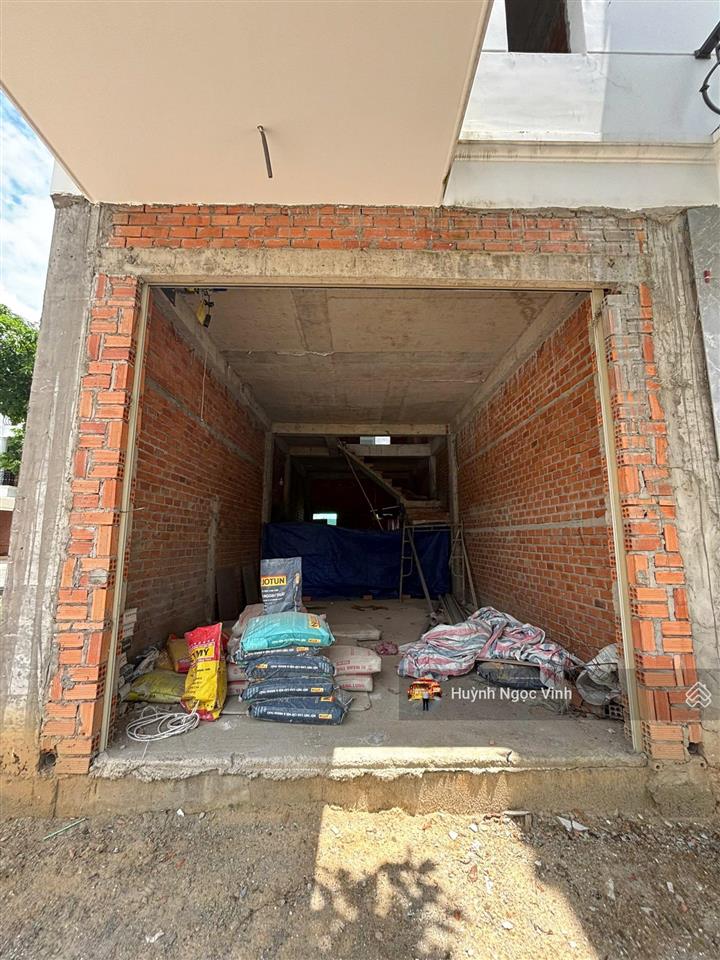 Chính chủ bán nhà 2 tầng kdc hoàng nam, 4.5x14, hoàn thiện thô, giá 2 tỷ 050, nh hỗ trợ 1.6 tỷ