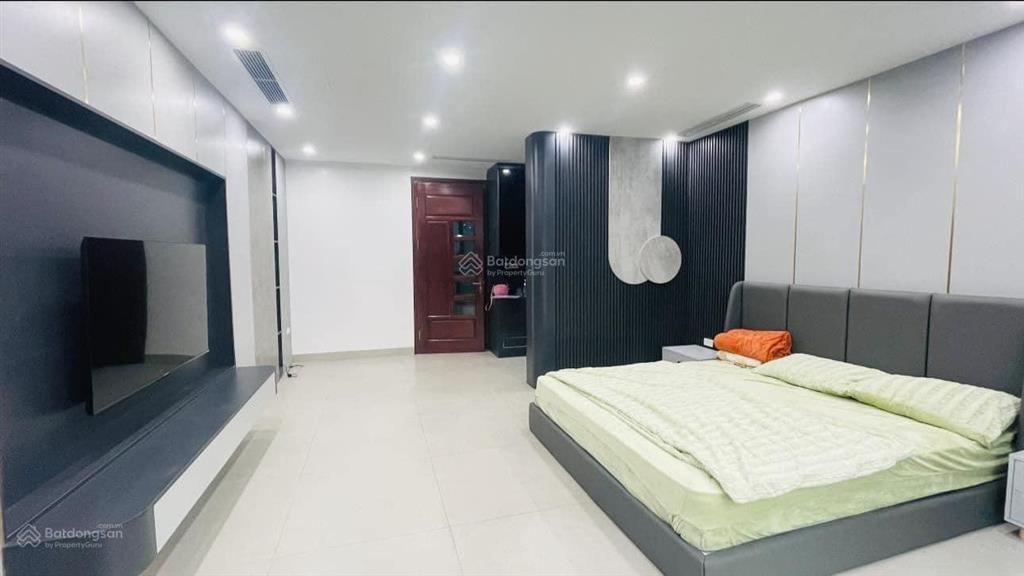 Chính chủ cần bán gấp căn nhà lô góc đường hoàng quốc việt 63m2 x 6 tầng thang máy giá 19.5 tỷ.