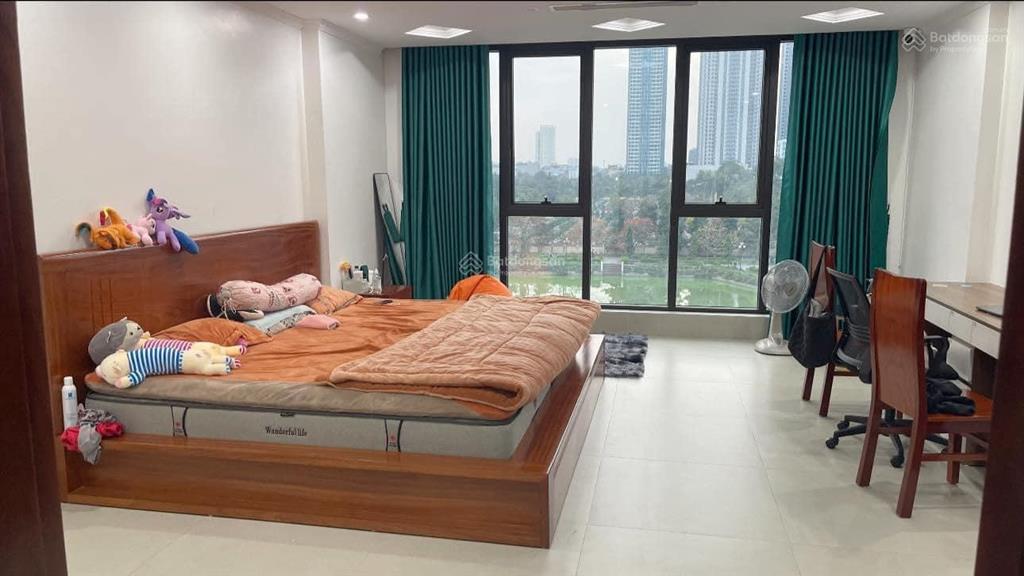 Chính chủ cần bán gấp căn nhà lô góc đường hoàng quốc việt 63m2 x 6 tầng thang máy giá 19.5 tỷ.