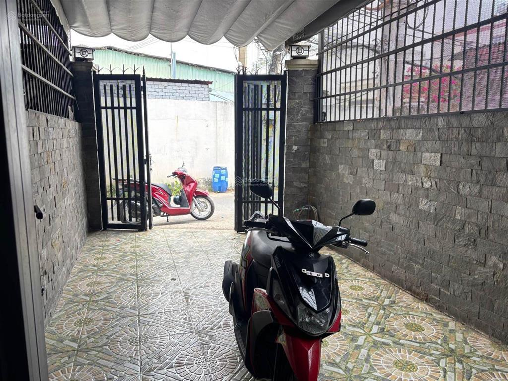 Chốt gấp giá tốt với căn nhà 2 mặt tiền . hẻm xe hơi thông thoáng .
diện tích 70m2 ngang 4 dài 17.