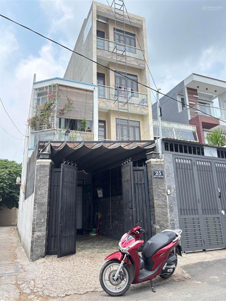 Chốt gấp giá tốt với căn nhà 2 mặt tiền . hẻm xe hơi thông thoáng .
diện tích 70m2 ngang 4 dài 17.