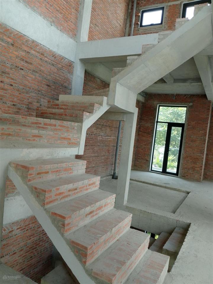 Cần bán biệt thự t&t long hậu. đã nhận nhà thô. nhà 3t 10x20. đường 10m. bán 9 tỷ.