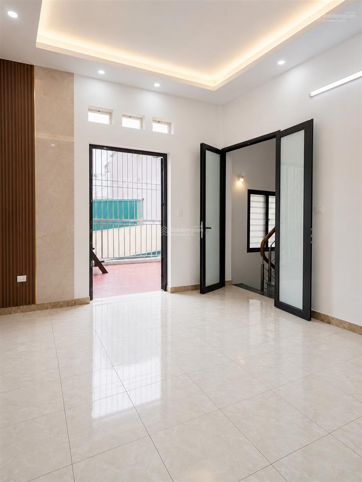 Nhà đẹp trung tâm giang biên 40m mt 5.6m đất tặng nhà 3 tầng nhỉnh 6 tỷ.