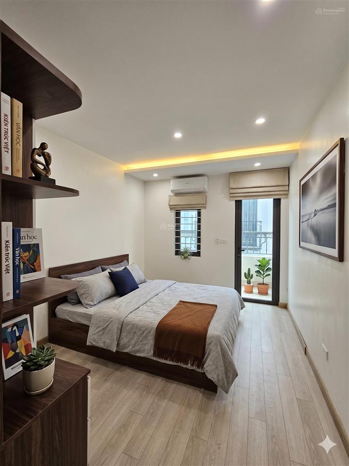 Nhà đẹp trung tâm giang biên 40m mt 5.6m đất tặng nhà 3 tầng nhỉnh 6 tỷ.