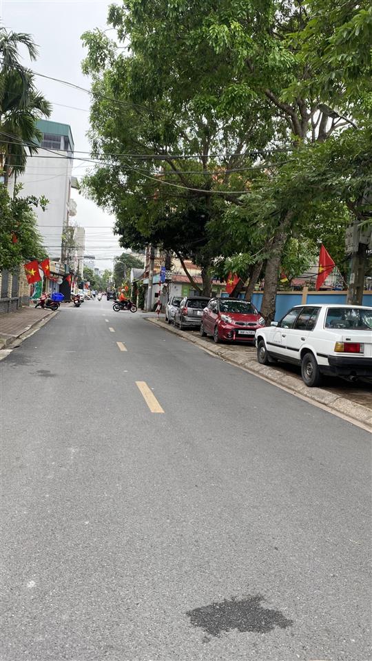 Nhà đẹp trung tâm giang biên 40m mt 5.6m đất tặng nhà 3 tầng nhỉnh 6 tỷ.