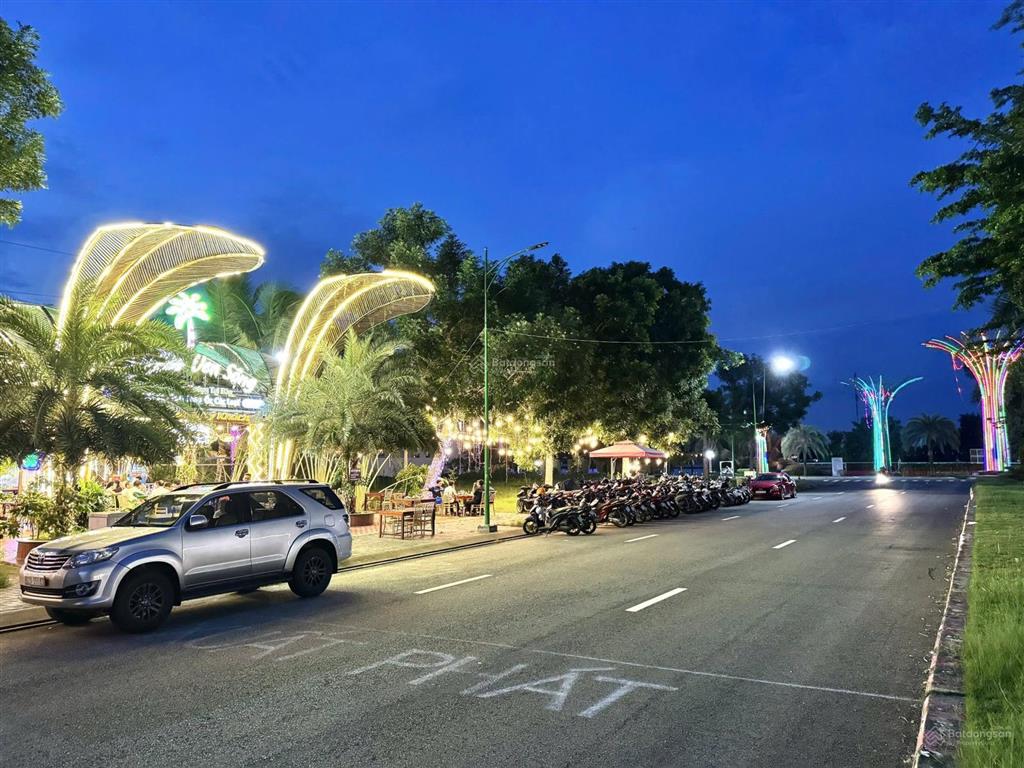 1 lô đất biệt thự 250m2. trục đường 50m. lề rộng 9m. kinh doanh sầm uất