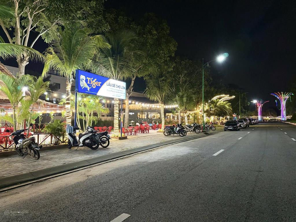 1 lô đất biệt thự 250m2. trục đường 50m. lề rộng 9m. kinh doanh sầm uất