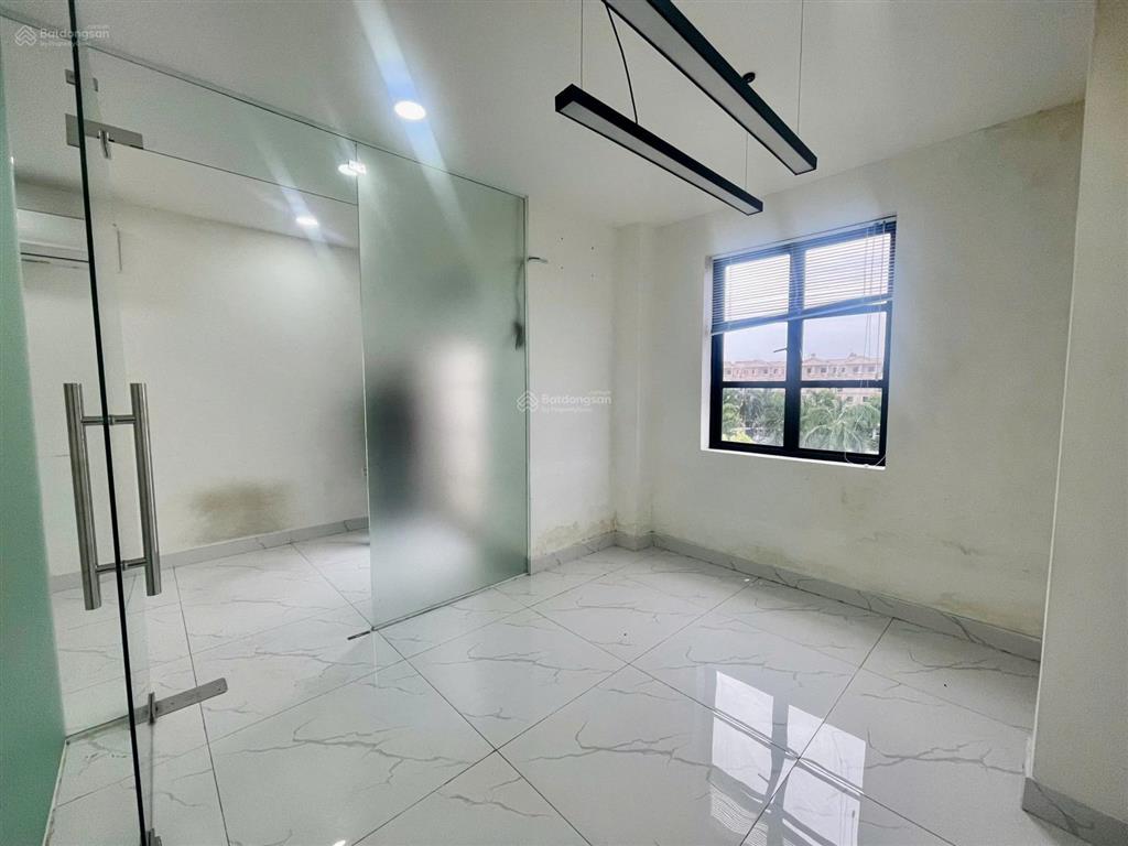 Văn phòng cho thuê cityland giá 5tr có thang máy ngăn phòng sẵn