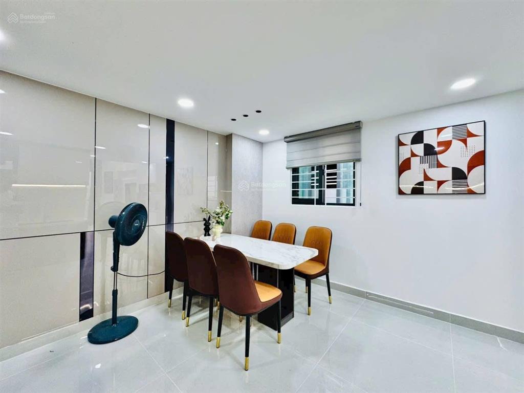 Bán gấp nhà đẹp gần vincom plaza dĩ an dt 50m² 1 trệt 2 lầu full nội thất shr hoàn công chỉ 2,75tỷ