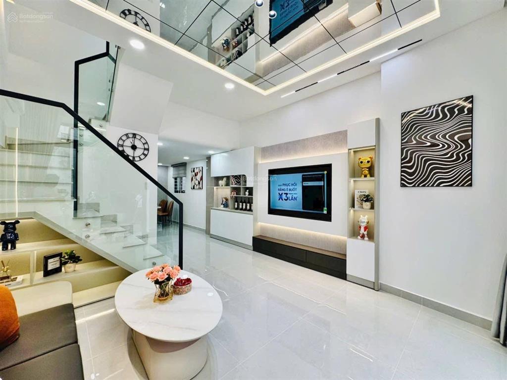 Bán gấp nhà đẹp gần vincom plaza dĩ an dt 50m² 1 trệt 2 lầu full nội thất shr hoàn công chỉ 2,75tỷ