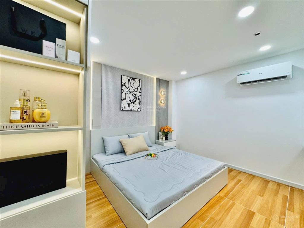 Bán gấp nhà đẹp gần vincom plaza dĩ an dt 50m² 1 trệt 2 lầu full nội thất shr hoàn công chỉ 2,75tỷ