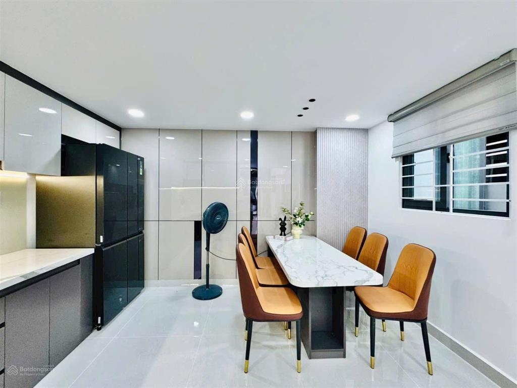 Bán gấp nhà đẹp gần vincom plaza dĩ an dt 50m² 1 trệt 2 lầu full nội thất shr hoàn công chỉ 2,75tỷ