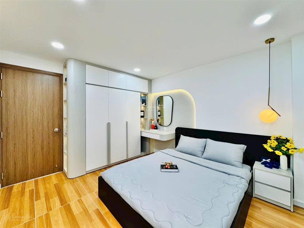 Bán gấp nhà đẹp gần vincom plaza dĩ an dt 50m² 1 trệt 2 lầu full nội thất shr hoàn công chỉ 2,75tỷ